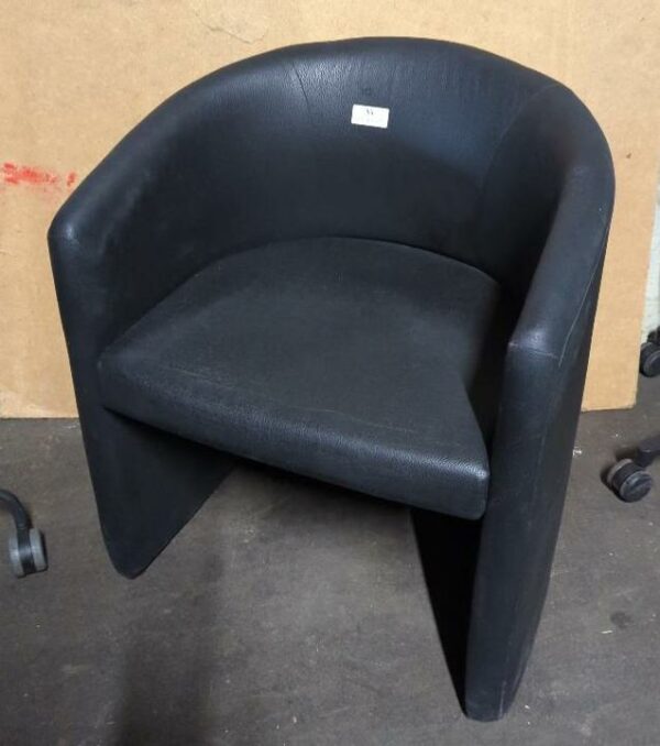 Fauteuil crapaud en simili cuir noir. 74 x 60 x 54 cm. 4 unités vendues avec faculté de réunion. Localisation : 8 rue de la Fossé aux Leux 91700 Ste Geneviève des Bois