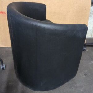 Fauteuil crapaud en simili cuir noir. 74 x 60 x 54 cm. 4 unités vendues avec faculté de réunion. Localisation : 8 rue de la Fossé aux Leux 91700 Ste Geneviève des Bois – Image 2