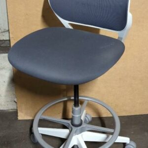Chaise haute pivotante ajustable de marque Steelcase modèle Cobi, arrière du dossier en plastique blanc, dossier en résille grise, assise en tissu gris, piétement en étoile à 5 branches sur roulettes avec repose-pied. 120 x 48 x 68 cm. Localisation : 8 rue de la Fossé aux Leux 91700 Ste Geneviève des Bois