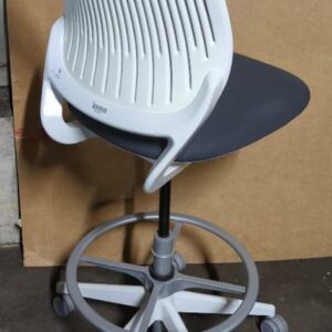 Chaise haute pivotante ajustable de marque Steelcase modèle Cobi, arrière du dossier en plastique blanc, dossier en résille grise, assise en tissu gris, piétement en étoile à 5 branches sur roulettes avec repose-pied. 120 x 48 x 68 cm. Localisation : 8 rue de la Fossé aux Leux 91700 Ste Geneviève des Bois – Image 2