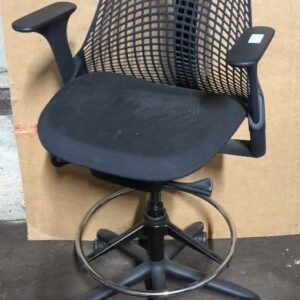 Fauteuil haut pivotant ajustable de marque Herman Miller modèle Sayl, armature en plastique noir, assise en tissu noir, piètement en étoile à 5 branches sur roulettes avec repose-pied. (manque 1 roulette). 125 x 60 x 65 cm. Localisation : 8 rue de la Fossé aux Leux 91700 Ste Geneviève des Bois