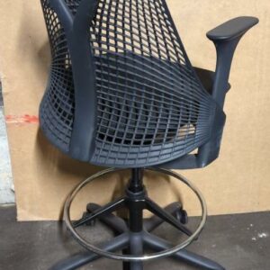 Fauteuil haut pivotant ajustable de marque Herman Miller modèle Sayl, armature en plastique noir, assise en tissu noir, piètement en étoile à 5 branches sur roulettes avec repose-pied. (manque 1 roulette). 125 x 60 x 65 cm. Localisation : 8 rue de la Fossé aux Leux 91700 Ste Geneviève des Bois – Image 2