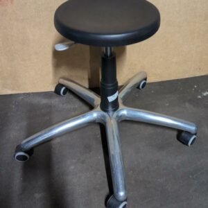 Tabouret ajustable assise en simili cuir noir, piètement en étoile à 5 branches sur roulettes. 54 x 70 cm. 5 unités vendues avec faculté de réunion. Localisation : 8 rue de la Fossé aux Leux 91700 Ste Geneviève des Bois
