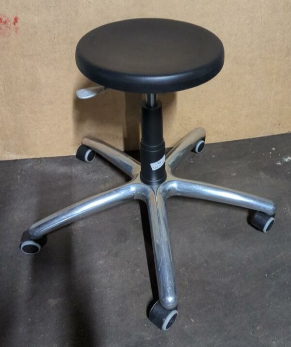 Tabouret ajustable assise en simili cuir noir, piètement en étoile à 5 branches sur roulettes. 54 x 70 cm. 5 unités vendues avec faculté de réunion. Localisation : 8 rue de la Fossé aux Leux 91700 Ste Geneviève des Bois