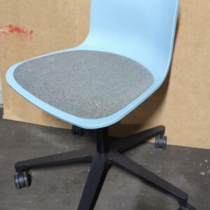 Chaise pivotante ajustable sur roulettes design Jasper Morrison modèle Hal Re édition Vitra, coque en plastique bleu ciel, galette d'assise en tissu chiné gris. 83 x 48 x 70 cm. Localisation : 8 rue de la Fossé aux Leux 91700 Ste Geneviève des Bois