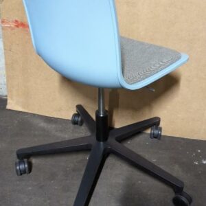 Chaise pivotante ajustable sur roulettes design Jasper Morrison modèle Hal Re édition Vitra, coque en plastique bleu ciel, galette d'assise en tissu chiné gris. 83 x 48 x 70 cm. Localisation : 8 rue de la Fossé aux Leux 91700 Ste Geneviève des Bois – Image 2