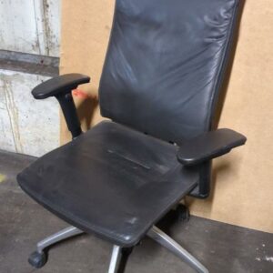 Fauteuil de direction pivotant ajustable sur roulettes de marque Sedus en cuir noir. 116 x 70 x 70 cm. Localisation : 8 rue de la Fossé aux Leux 91700 Ste Geneviève des Bois