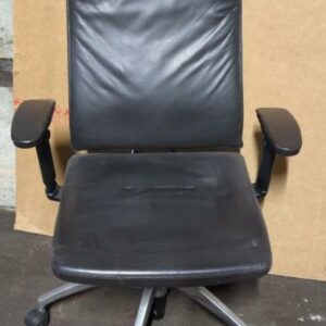 Fauteuil de direction pivotant ajustable sur roulettes de marque Sedus en cuir noir. 116 x 70 x 70 cm. Localisation : 8 rue de la Fossé aux Leux 91700 Ste Geneviève des Bois – Image 3
