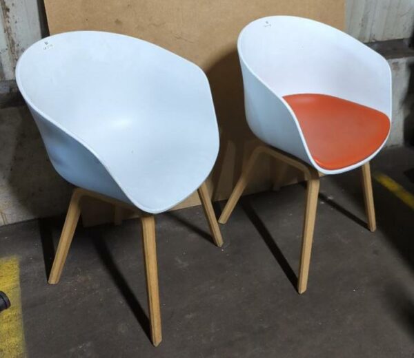 2 fauteuils design Hee Welling modèle About a Chair édition Hay, coque en plastique blanc dont 1 avec galette d'assise orange, pieds en bois. 80 x 55 x 50 cm. Localisation : 8 rue de la Fossé aux Leux 91700 Ste Geneviève des Bois