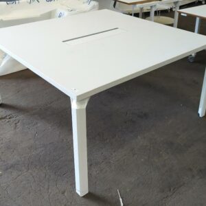 Table de réunion de marque Haworth, plateau carré en bois blanc avec trappe passe câble, pieds en acier laqué blanc. 74 x 140 cm. Localisation : 8 rue de la Fossé aux Leux 91700 Ste Geneviève des Bois