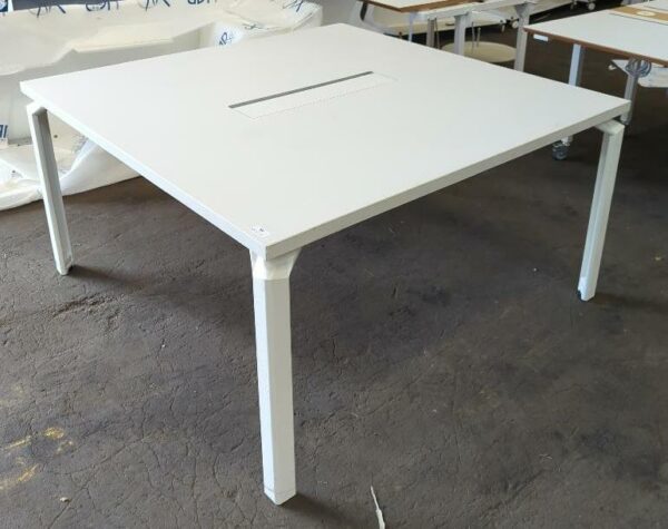 Table de réunion de marque Haworth, plateau carré en bois blanc avec trappe passe câble, pieds en acier laqué blanc. 74 x 140 cm. Localisation : 8 rue de la Fossé aux Leux 91700 Ste Geneviève des Bois