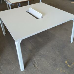 Table de réunion de marque Haworth, plateau carré en bois blanc avec trappe passe câble, pieds en acier laqué blanc. 74 x 140 cm. Localisation : 8 rue de la Fossé aux Leux 91700 Ste Geneviève des Bois – Image 2