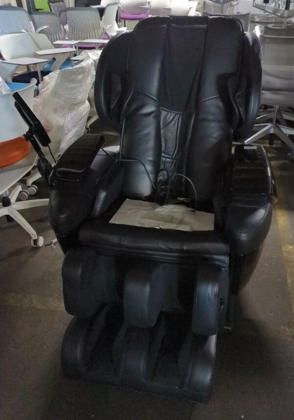 Fauteuil de massage de marque Brainlight modèle Shiatsu 3D Float Plus (non fonctionnel, 2 câbles à ressouder). 120 x 100 x 120 cm. Localisation : 8 rue de la Fossé aux Leux 91700 Ste Geneviève des Bois