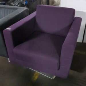 Fauteuil pivotant recouvert de feutrine grenat sur base en métal carrée. 80 x 77 x 85 cm. Localisation : 8 rue de la Fossé aux Leux 91700 Ste Geneviève des Bois