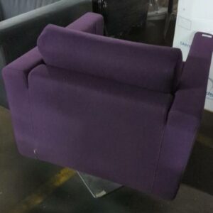 Fauteuil pivotant recouvert de feutrine grenat sur base en métal carrée. 80 x 77 x 85 cm. Localisation : 8 rue de la Fossé aux Leux 91700 Ste Geneviève des Bois – Image 2