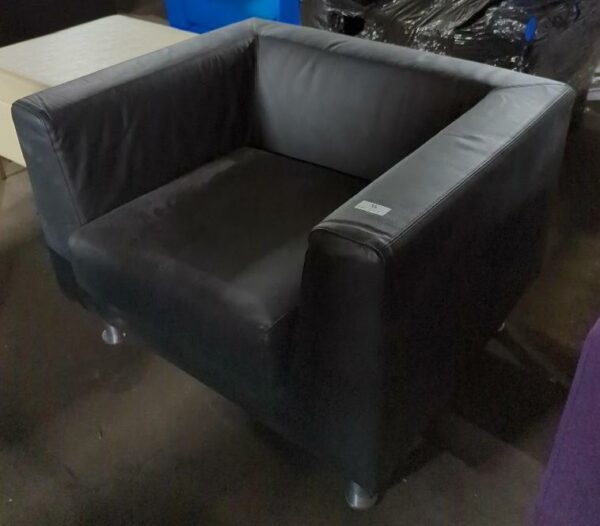 Fauteuil de marque Luxy en simili cuir noir, 4 pieds métal. 66 x 90 x 76 cm. Localisation : 8 rue de la Fossé aux Leux 91700 Ste Geneviève des Bois