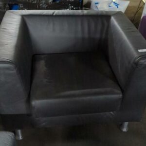 Fauteuil de marque Luxy en simili cuir noir, 4 pieds métal. 66 x 90 x 76 cm. Localisation : 8 rue de la Fossé aux Leux 91700 Ste Geneviève des Bois – Image 2