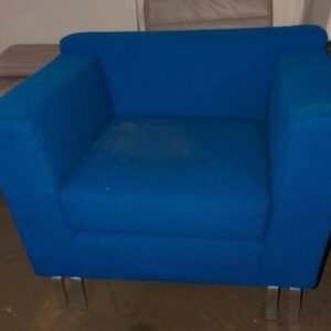 Fauteuil de marque Luxy en tissu bleu roi, piètement en métal. 69 x 92 x 76 cm. 2 unités vendues avec faculté de réunion. Localisation : 8 rue de la Fossé aux Leux 91700 Ste Geneviève des Bois