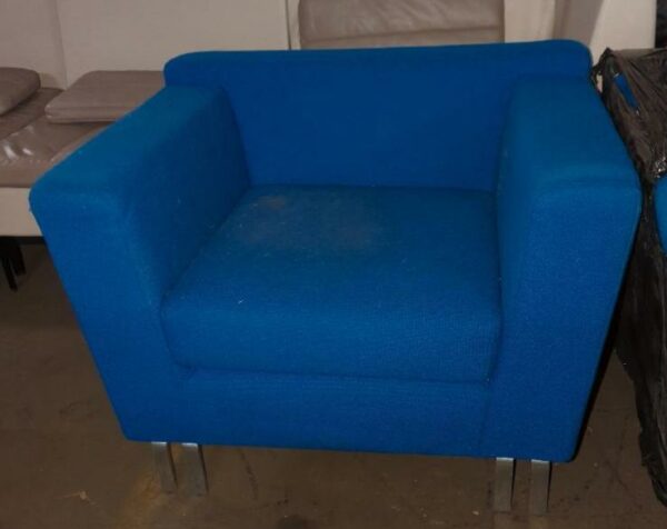 Fauteuil de marque Luxy en tissu bleu roi, piètement en métal. 69 x 92 x 76 cm. 2 unités vendues avec faculté de réunion. Localisation : 8 rue de la Fossé aux Leux 91700 Ste Geneviève des Bois
