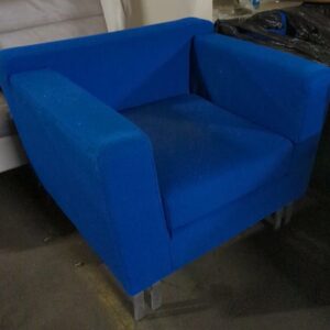 Fauteuil de marque Luxy en tissu bleu roi, piètement en métal. 69 x 92 x 76 cm. 2 unités vendues avec faculté de réunion. Localisation : 8 rue de la Fossé aux Leux 91700 Ste Geneviève des Bois – Image 2