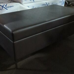 Banquette rectangulaire en simili cuir marron, piètement en métal. 47 x 120 x 65 cm. 9 unités vendues avec faculté de réunion. Localisation : 8 rue de la Fossé aux Leux 91700 Ste Geneviève des Bois – Image 2