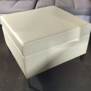Pouf carré en simili cuir beige, piètement en métal. 45 x 63 x 60 cm. Localisation : 8 rue de la Fossé aux Leux 91700 Ste Geneviève des Bois