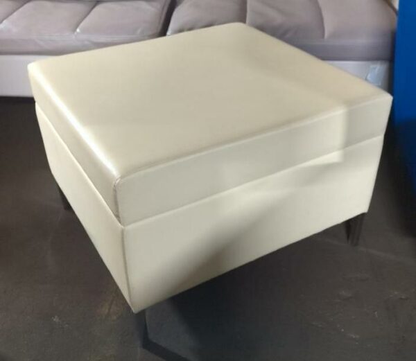 Pouf carré en simili cuir beige, piètement en métal. 45 x 63 x 60 cm. Localisation : 8 rue de la Fossé aux Leux 91700 Ste Geneviève des Bois