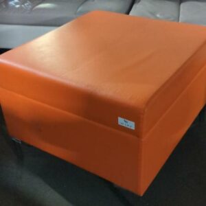Pouf carré en simili cuir orange, piètement en métal. 45 x 63 x 60 cm. Localisation : 8 rue de la Fossé aux Leux 91700 Ste Geneviève des Bois