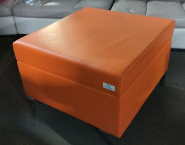 Pouf carré en simili cuir orange, piètement en métal. 45 x 63 x 60 cm. Localisation : 8 rue de la Fossé aux Leux 91700 Ste Geneviève des Bois