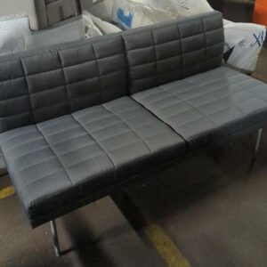 Canapé de marque Geiger modèle Tuxedo recouvert de tissu matelassé gris, piètement en métal. 77 x 142 x 70 cm. Localisation : 8 rue de la Fossé aux Leux 91700 Ste Geneviève des Bois – Image 2