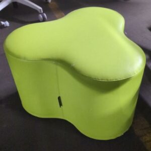Pouf design Pietro Arioso modèle Trifoglio édition Tacchini en simili cuir vert anis. 35 x 55 x 55 cm. 5 unités vendues avec faculté de réunion. Localisation : 8 rue de la Fossé aux Leux 91700 Ste Geneviève des Bois