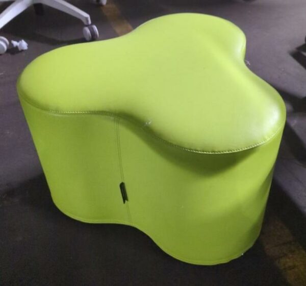 Pouf design Pietro Arioso modèle Trifoglio édition Tacchini en simili cuir vert anis. 35 x 55 x 55 cm. 5 unités vendues avec faculté de réunion. Localisation : 8 rue de la Fossé aux Leux 91700 Ste Geneviève des Bois