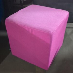 Pouf carré de marque Buzzi Space en feutrine fushia. 48 x 48 x 48 cm. Localisation : 8 rue de la Fossé aux Leux 91700 Ste Geneviève des Bois