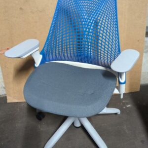 Fauteuil pivotant ajustable de marque Herman Miller modèle Sayl, assise en tissu gris, dossier en plastique bleu, piètement en étoile à 5 branches sur roulettes. 100 x 62 x 65 cm. 2 unités vendues avec faculté de réunion. Localisation : 8 rue de la Fossé aux Leux 91700 Ste Geneviève des Bois