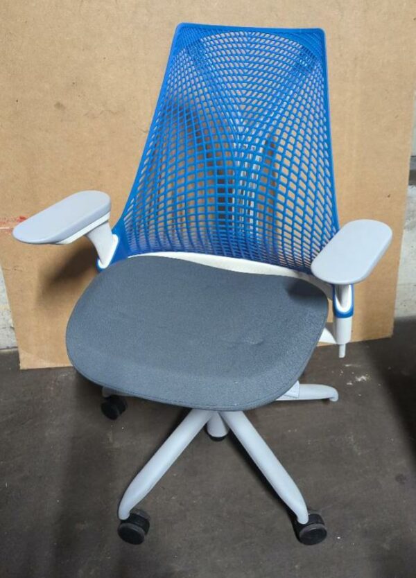 Fauteuil pivotant ajustable de marque Herman Miller modèle Sayl, assise en tissu gris, dossier en plastique bleu, piètement en étoile à 5 branches sur roulettes. 100 x 62 x 65 cm. 2 unités vendues avec faculté de réunion. Localisation : 8 rue de la Fossé aux Leux 91700 Ste Geneviève des Bois