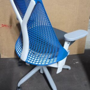 Fauteuil pivotant ajustable de marque Herman Miller modèle Sayl, assise en tissu gris, dossier en plastique bleu, piètement en étoile à 5 branches sur roulettes. 100 x 62 x 65 cm. 2 unités vendues avec faculté de réunion. Localisation : 8 rue de la Fossé aux Leux 91700 Ste Geneviève des Bois – Image 2