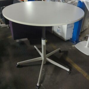 Table ovale ajustable en hauteur de marque Steelcase, plateau en bois blanc, piétement en étoile à 5 branches sur roulettes. Hauteur max 110 cm. Hauteur mini 70 x 90 x 110 cm. Localisation : 8 rue de la Fossé aux Leux 91700 Ste Geneviève des Bois