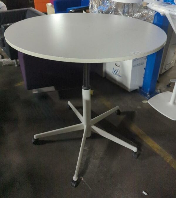 Table ovale ajustable en hauteur de marque Steelcase, plateau en bois blanc, piétement en étoile à 5 branches sur roulettes. Hauteur max 110 cm. Hauteur mini 70 x 90 x 110 cm. Localisation : 8 rue de la Fossé aux Leux 91700 Ste Geneviève des Bois