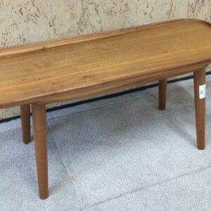 Table basse à plateau rectangulaire à bords arrondis en bois de marque Sits. 40 x 90 x 35 cm. Localisation : 9 avenue Percier 75008 Paris