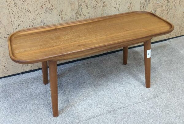 Table basse à plateau rectangulaire à bords arrondis en bois de marque Sits. 40 x 90 x 35 cm. Localisation : 9 avenue Percier 75008 Paris
