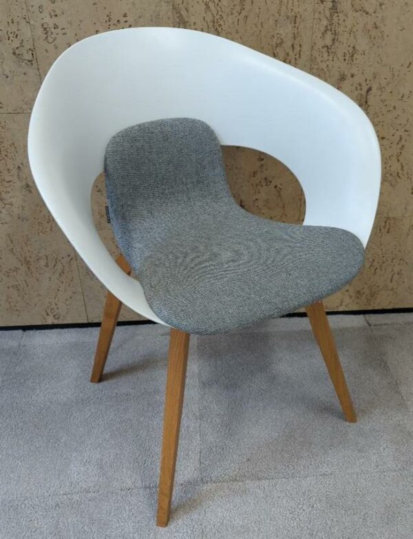 Fauteuil design Thomas Pedersen modèle Deli édition Skandiform, coque en plastique ajouré blanc, galette en tissu chiné gris clair, piétement en bois naturel. 80 x 62 x 55 cm. 2 unités vendues avec faculté de réunion. Localisation : 9 avenue Percier 75008 Paris