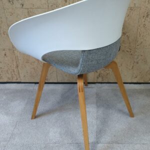 Fauteuil design Thomas Pedersen modèle Deli édition Skandiform, coque en plastique ajouré blanc, galette en tissu chiné gris clair, piétement en bois naturel. 80 x 62 x 55 cm. 2 unités vendues avec faculté de réunion. Localisation : 9 avenue Percier 75008 Paris – Image 2