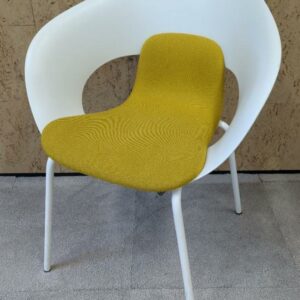 Fauteuil design Thomas Pedersen modèle Deli édition Skandiform, coque en plastique ajouré blanc, galette en tissu chiné jaune avec attache de solidarisation sous l'assise, piètement en bois naturel. 80 x 62 x 55 cm. Localisation : 9 avenue Percier 75008 Paris