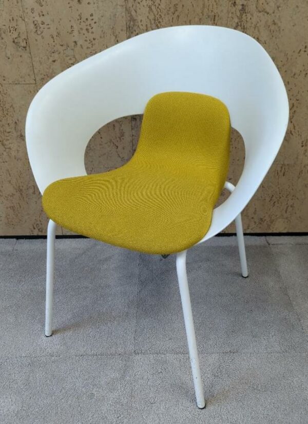 Fauteuil design Thomas Pedersen modèle Deli édition Skandiform, coque en plastique ajouré blanc, galette en tissu chiné jaune avec attache de solidarisation sous l'assise, piètement en bois naturel. 80 x 62 x 55 cm. Localisation : 9 avenue Percier 75008 Paris