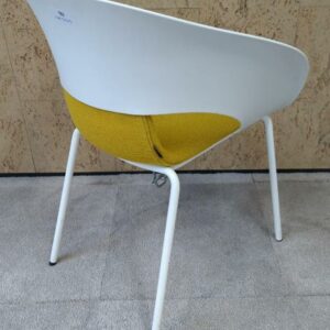 Fauteuil design Thomas Pedersen modèle Deli édition Skandiform, coque en plastique ajouré blanc, galette en tissu chiné jaune avec attache de solidarisation sous l'assise, piètement en bois naturel. 80 x 62 x 55 cm. Localisation : 9 avenue Percier 75008 Paris – Image 2