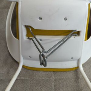 Fauteuil design Thomas Pedersen modèle Deli édition Skandiform, coque en plastique ajouré blanc, galette en tissu chiné jaune avec attache de solidarisation sous l'assise, piètement en bois naturel. 80 x 62 x 55 cm. Localisation : 9 avenue Percier 75008 Paris – Image 3