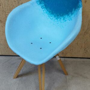 Fauteuil Gravêne en plastique recyclé bleu clair et bleu roi, piétement en bois naturel. 85 x 64 x 55 cm. Localisation : 9 avenue Percier 75008 Paris