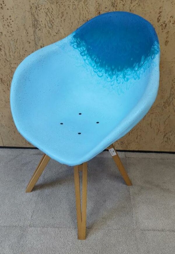 Fauteuil Gravêne en plastique recyclé bleu clair et bleu roi, piétement en bois naturel. 85 x 64 x 55 cm. Localisation : 9 avenue Percier 75008 Paris