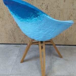 Fauteuil Gravêne en plastique recyclé bleu clair et bleu roi, piétement en bois naturel. 85 x 64 x 55 cm. Localisation : 9 avenue Percier 75008 Paris – Image 2