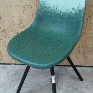 Chaise Gravêne en plastique recyclé vert clair et foncé, piètement en métal noir. 85 x 41 x 50 cm. Localisation : 9 avenue Percier 75008 Paris